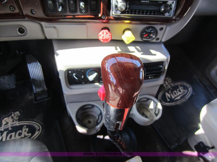 image for item D5501 2006 Mack CXN613 semi truck