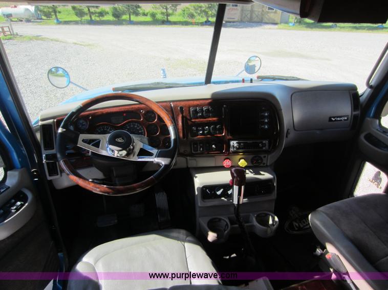 image for item D5501 2006 Mack CXN613 semi truck