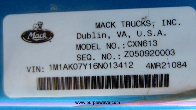 image for item D5501 2006 Mack CXN613 semi truck