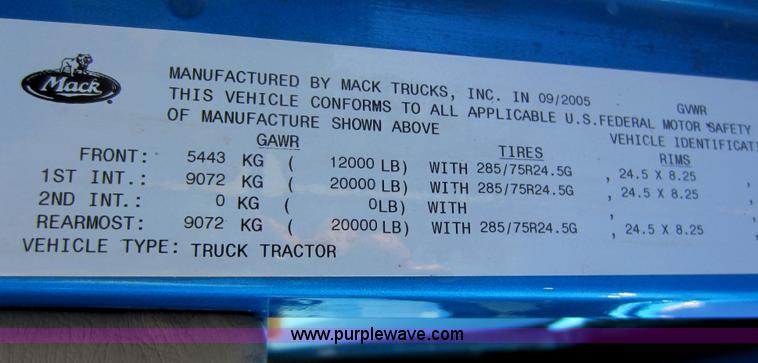 image for item D5501 2006 Mack CXN613 semi truck