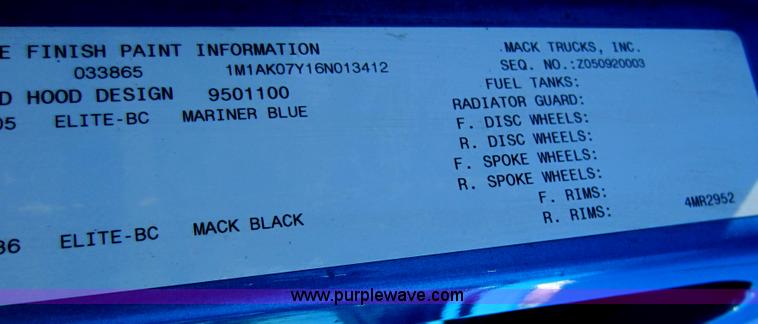 image for item D5501 2006 Mack CXN613 semi truck