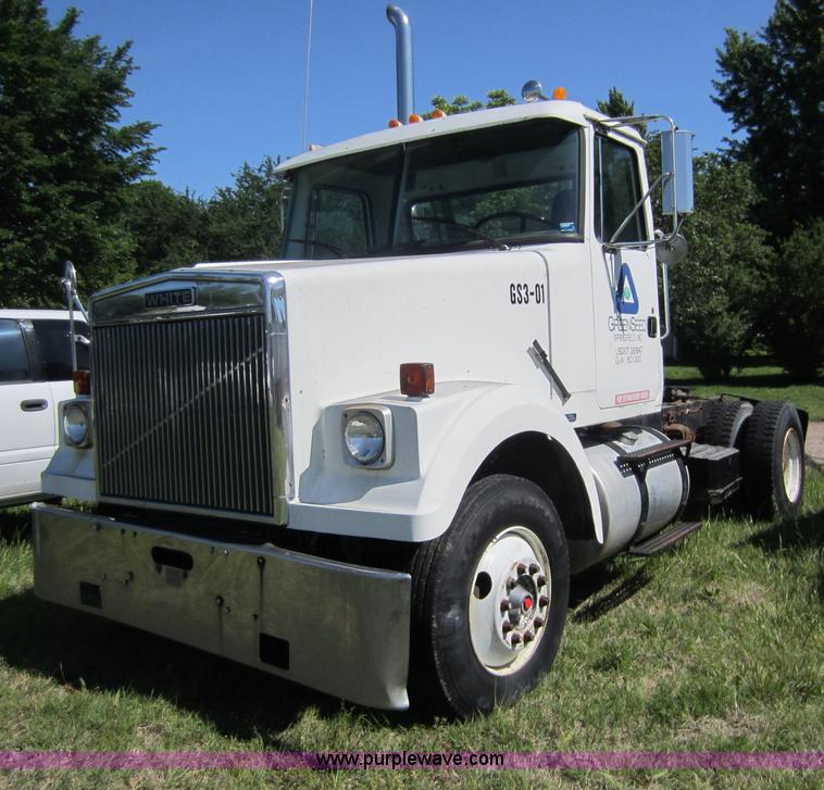 image for item D5511 1985 Volvo White WCM semi truck