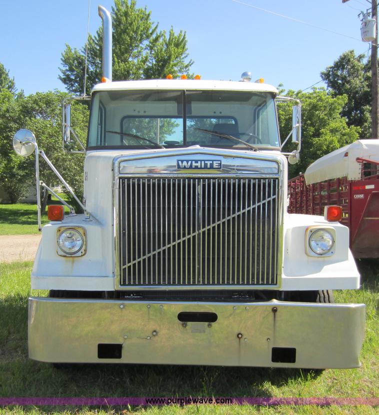 image for item D5511 1985 Volvo White WCM semi truck