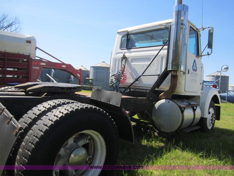 image for item D5511 1985 Volvo White WCM semi truck