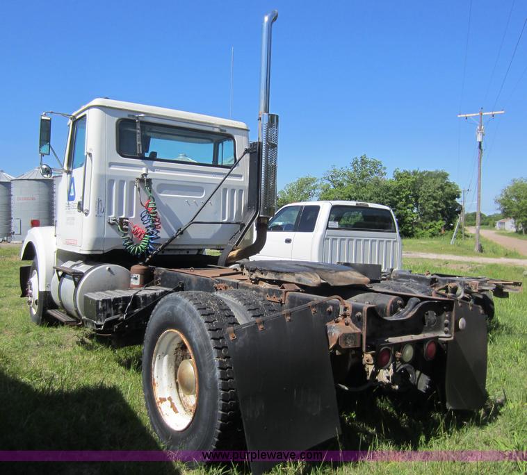 image for item D5511 1985 Volvo White WCM semi truck
