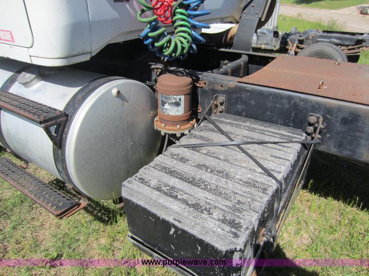 image for item D5511 1985 Volvo White WCM semi truck