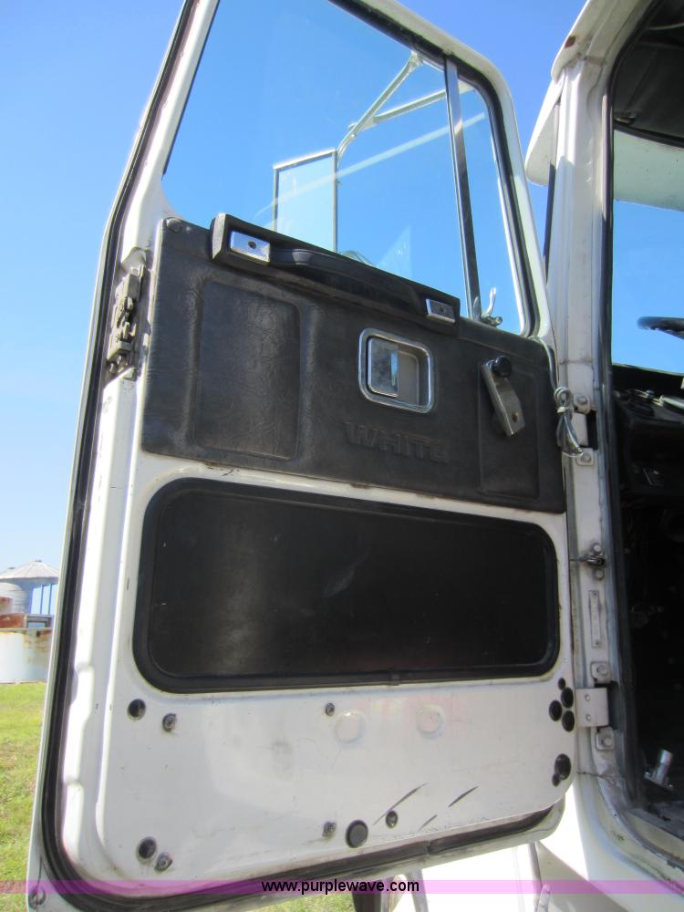 image for item D5511 1985 Volvo White WCM semi truck