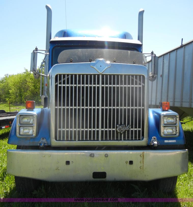 image for item K9750 1997 IH Eagle 9300 semi truck