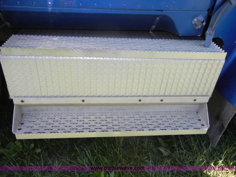 image for item K9750 1997 IH Eagle 9300 semi truck