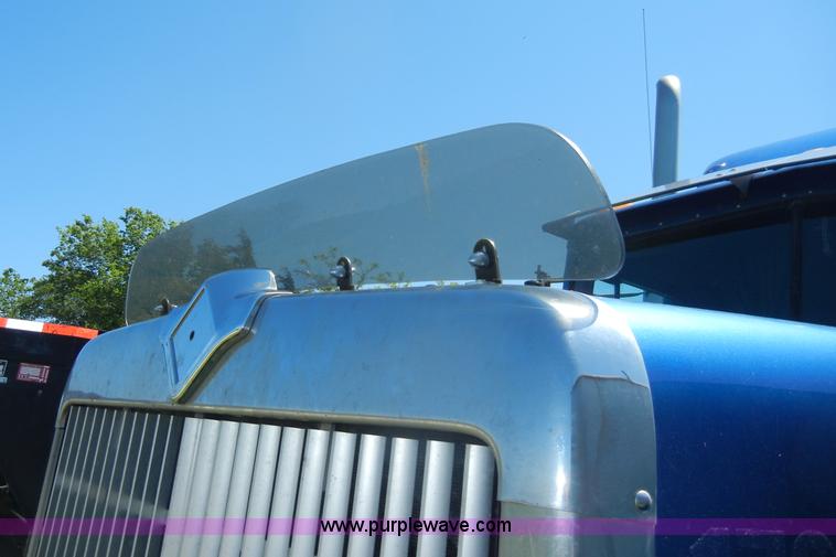 image for item K9750 1997 IH Eagle 9300 semi truck