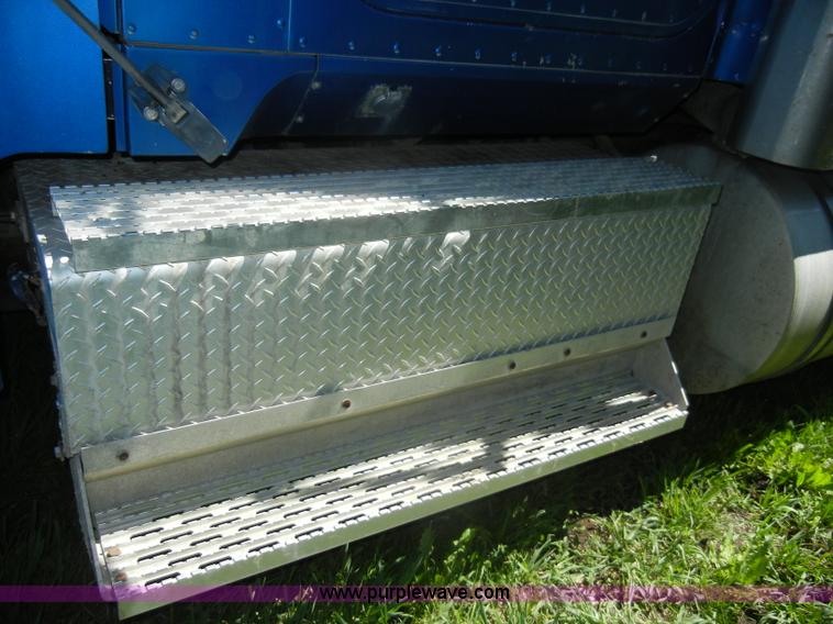 image for item K9750 1997 IH Eagle 9300 semi truck