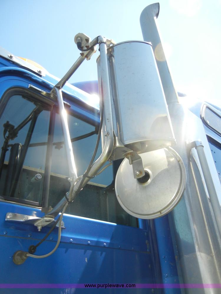 image for item K9750 1997 IH Eagle 9300 semi truck