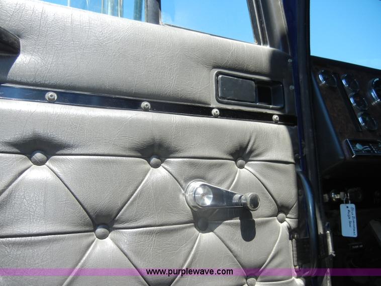 image for item K9750 1997 IH Eagle 9300 semi truck