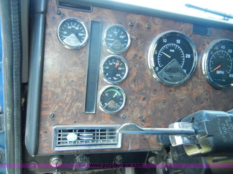 image for item K9750 1997 IH Eagle 9300 semi truck