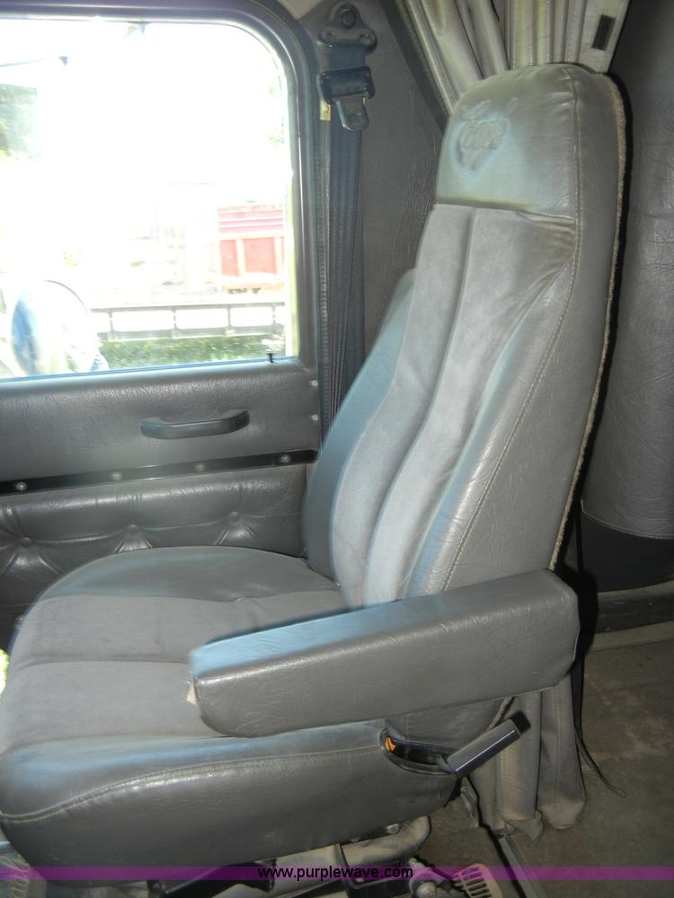 image for item K9750 1997 IH Eagle 9300 semi truck