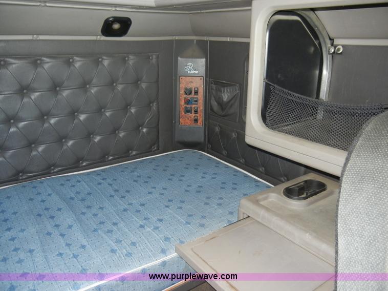 image for item K9750 1997 IH Eagle 9300 semi truck