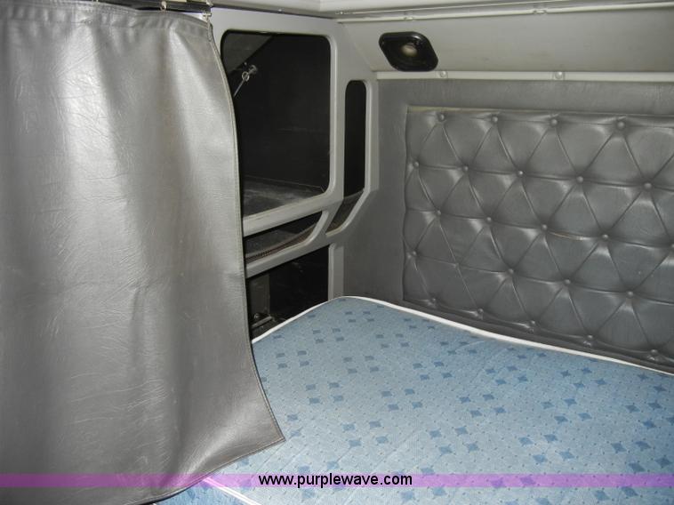 image for item K9750 1997 IH Eagle 9300 semi truck