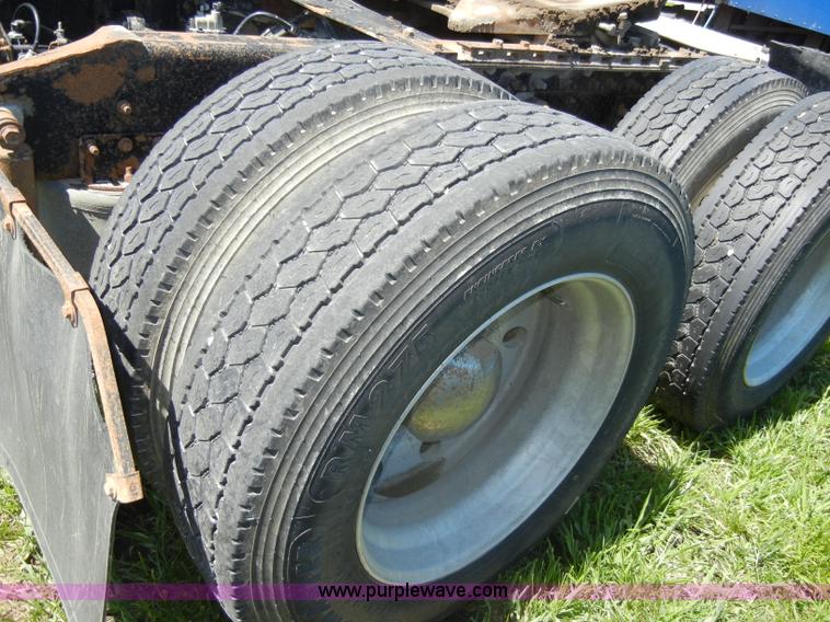 image for item K9750 1997 IH Eagle 9300 semi truck