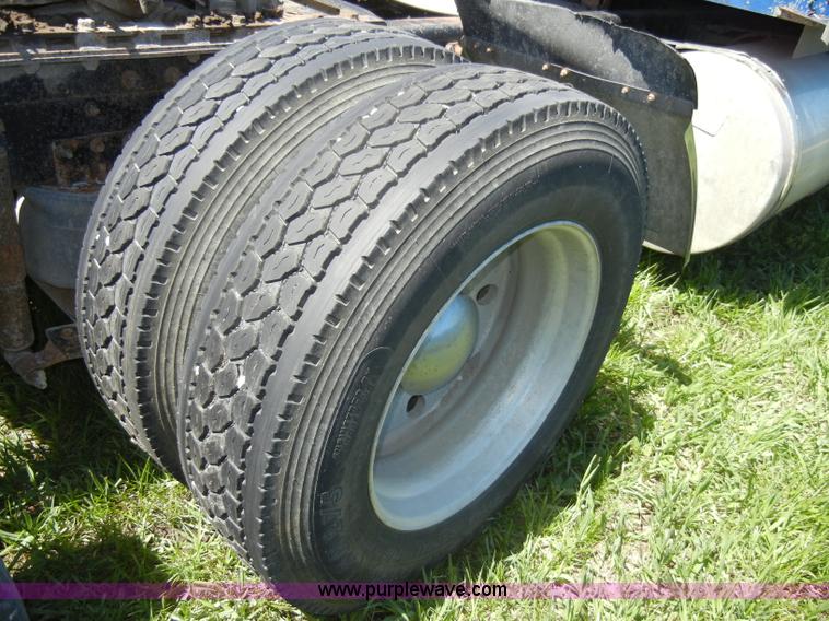 image for item K9750 1997 IH Eagle 9300 semi truck