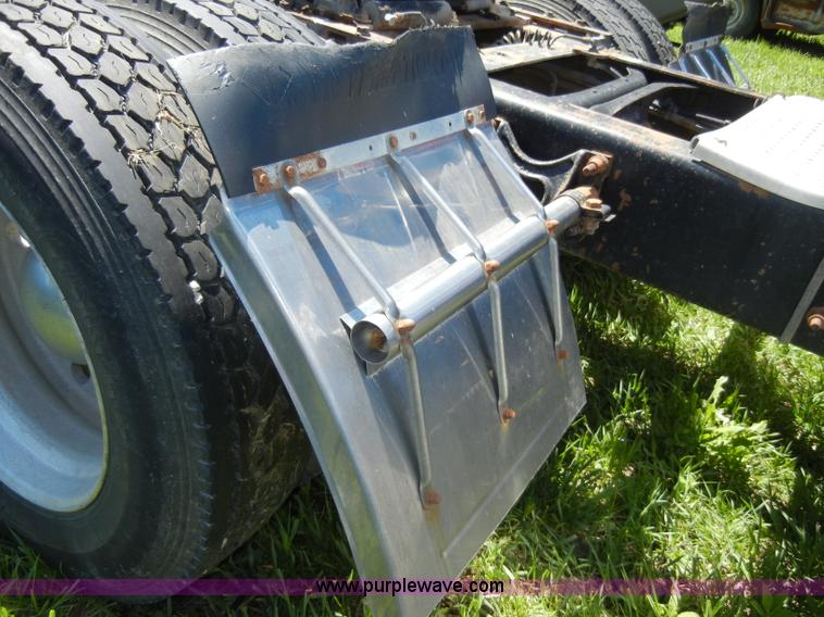 image for item K9750 1997 IH Eagle 9300 semi truck