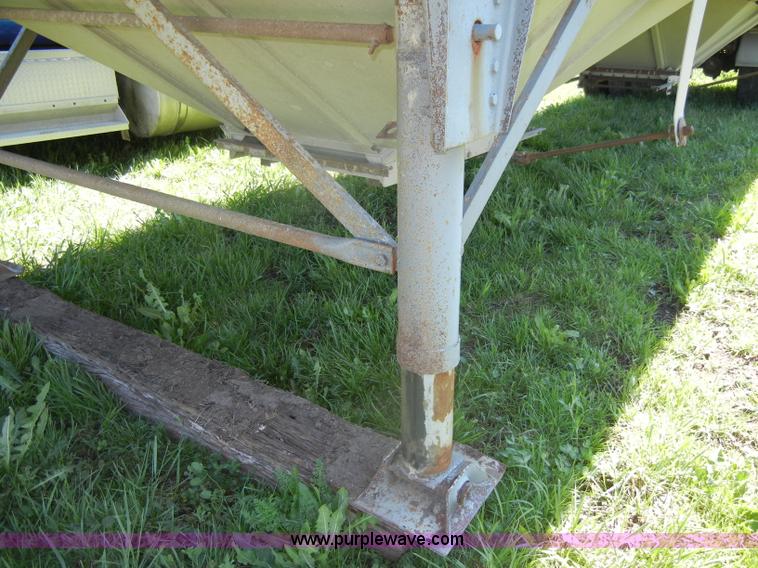 image for item K9759 1989 Merritt T 43' grain trailer