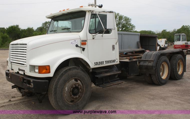 image for item B6597 2001 International 4900 semi truck cab and chassis