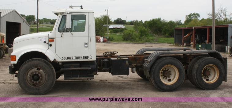 image for item B6597 2001 International 4900 semi truck cab and chassis