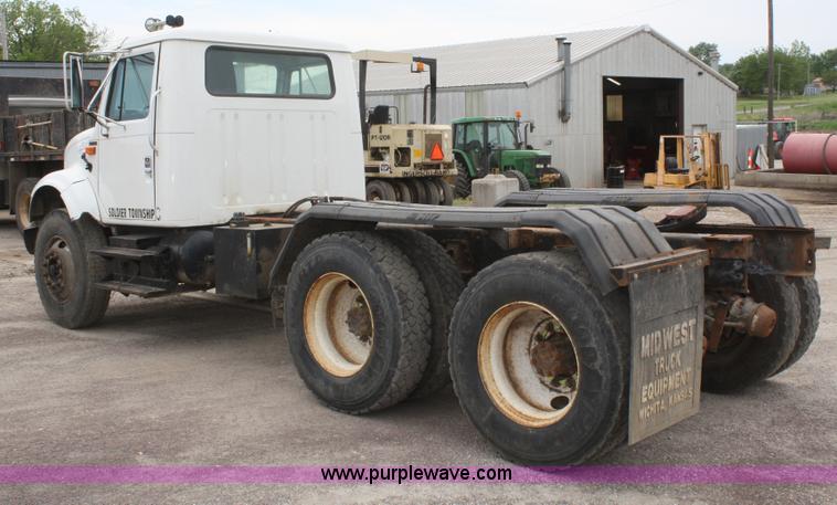 image for item B6597 2001 International 4900 semi truck cab and chassis