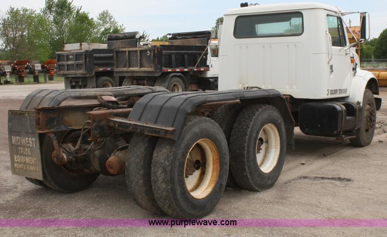 image for item B6597 2001 International 4900 semi truck cab and chassis