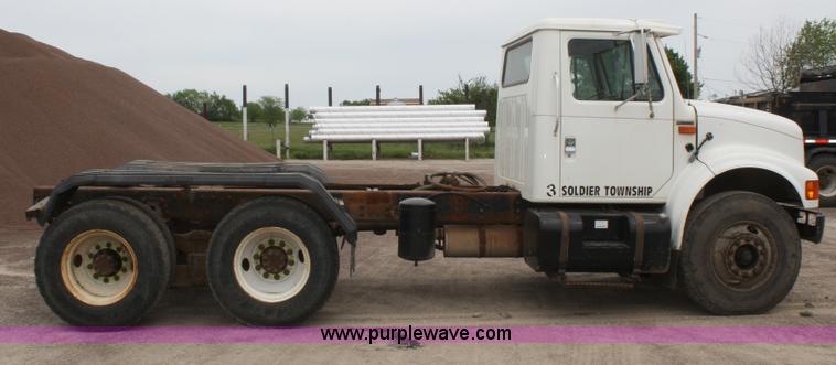 image for item B6597 2001 International 4900 semi truck cab and chassis
