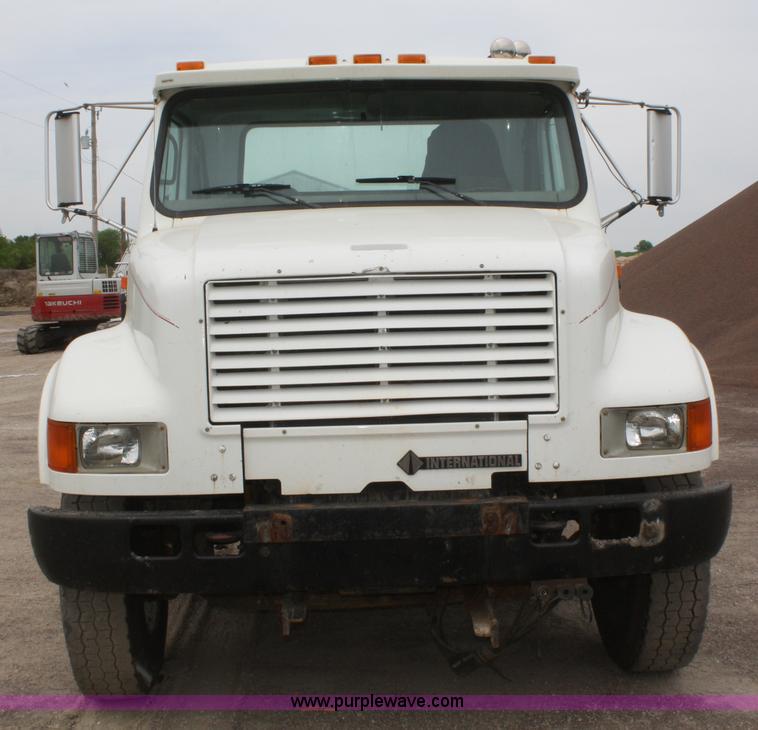 image for item B6597 2001 International 4900 semi truck cab and chassis