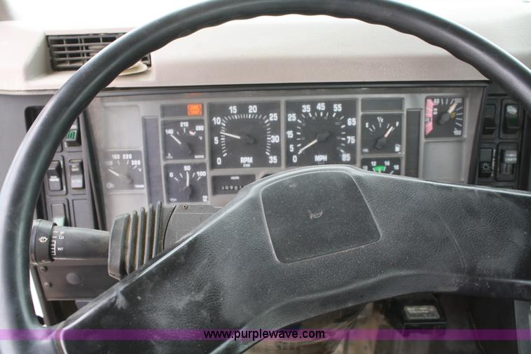 image for item B6597 2001 International 4900 semi truck cab and chassis