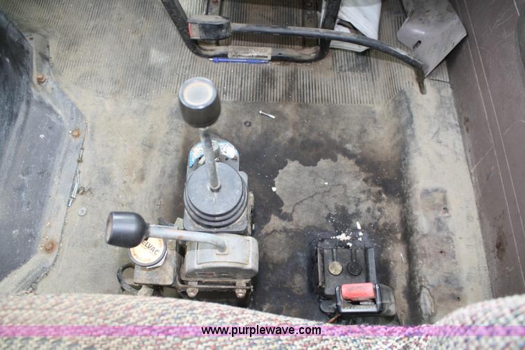 image for item B6597 2001 International 4900 semi truck cab and chassis