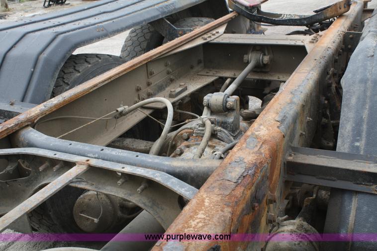 image for item B6597 2001 International 4900 semi truck cab and chassis