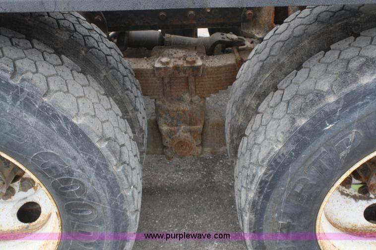 image for item B6597 2001 International 4900 semi truck cab and chassis