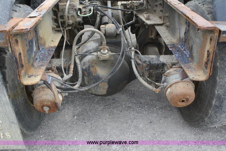 image for item B6597 2001 International 4900 semi truck cab and chassis