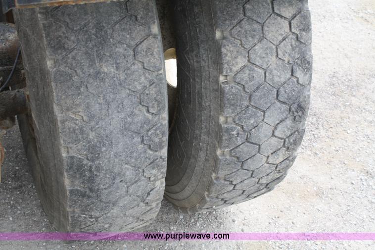 image for item B6597 2001 International 4900 semi truck cab and chassis