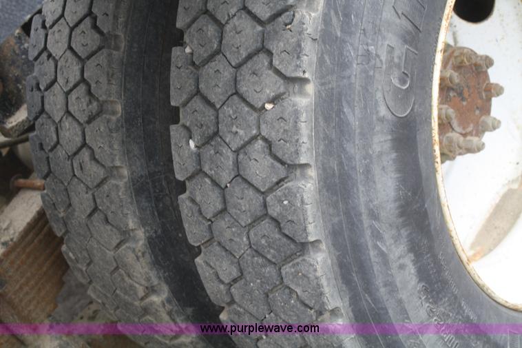 image for item B6597 2001 International 4900 semi truck cab and chassis