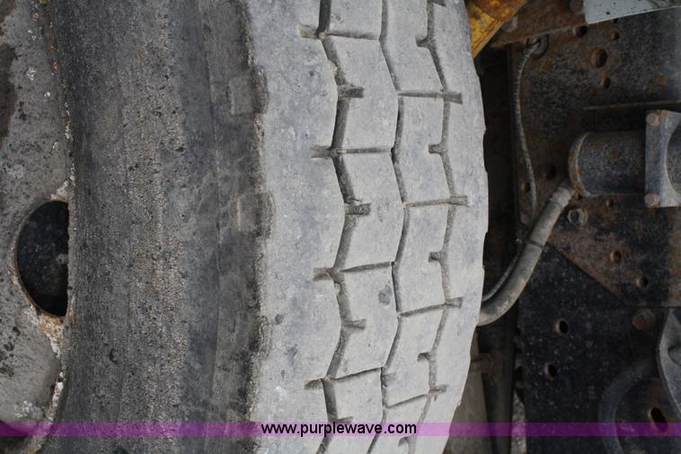 image for item B6597 2001 International 4900 semi truck cab and chassis