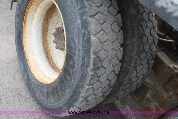 image for item B6597 2001 International 4900 semi truck cab and chassis