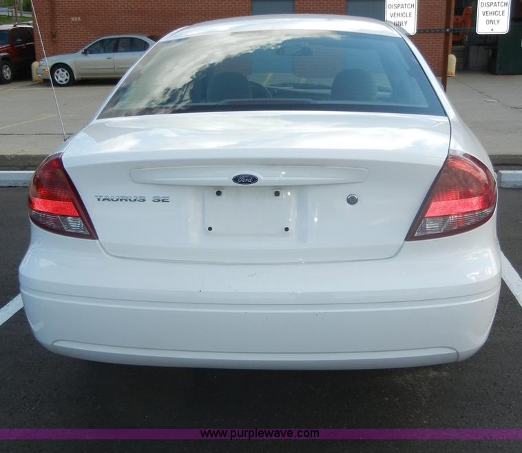image for item C4367 2004 Ford Tauras SE