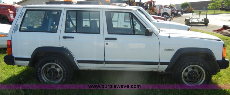 image for item D4022 1995 Jeep Cherokee SE SUV