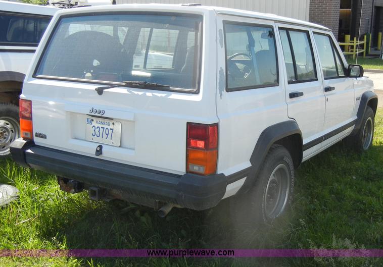 image for item D4022 1995 Jeep Cherokee SE SUV