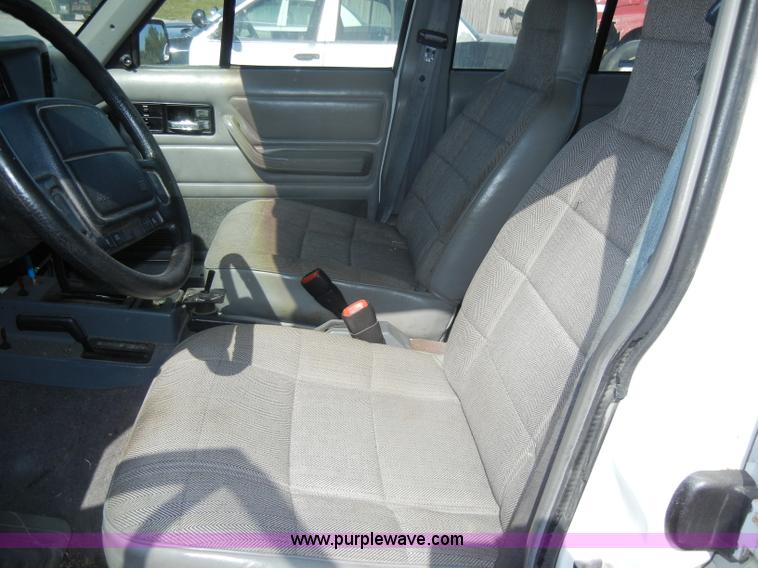 image for item D4022 1995 Jeep Cherokee SE SUV