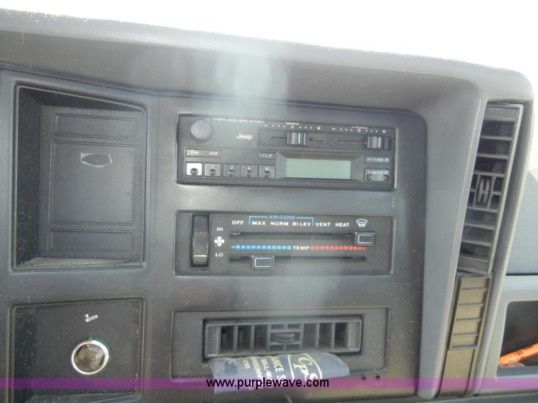 image for item D4022 1995 Jeep Cherokee SE SUV