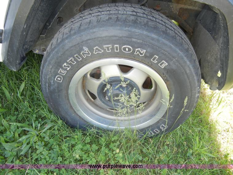 image for item D4022 1995 Jeep Cherokee SE SUV