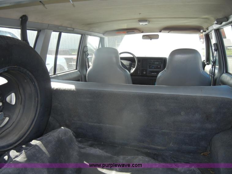 image for item D4022 1995 Jeep Cherokee SE SUV