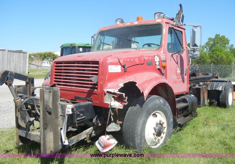 image for item D4026 1996 International 4900 semi truck