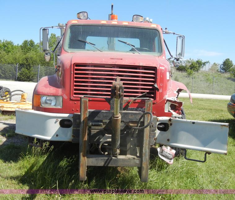 image for item D4026 1996 International 4900 semi truck