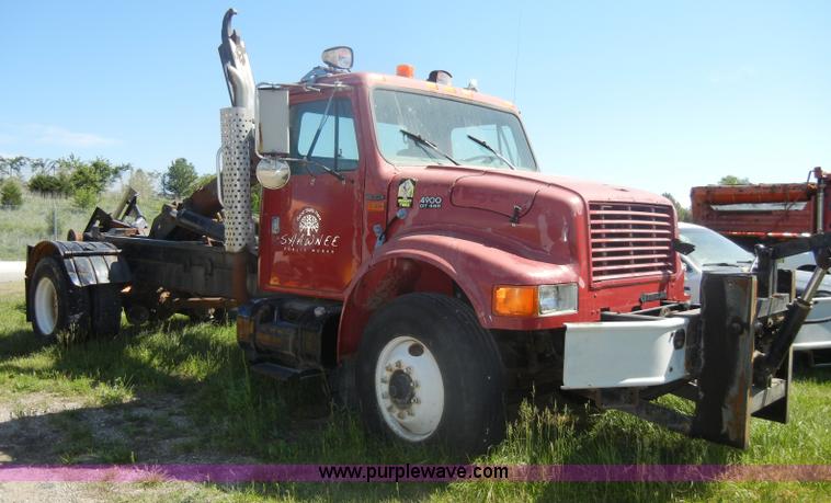 image for item D4026 1996 International 4900 semi truck